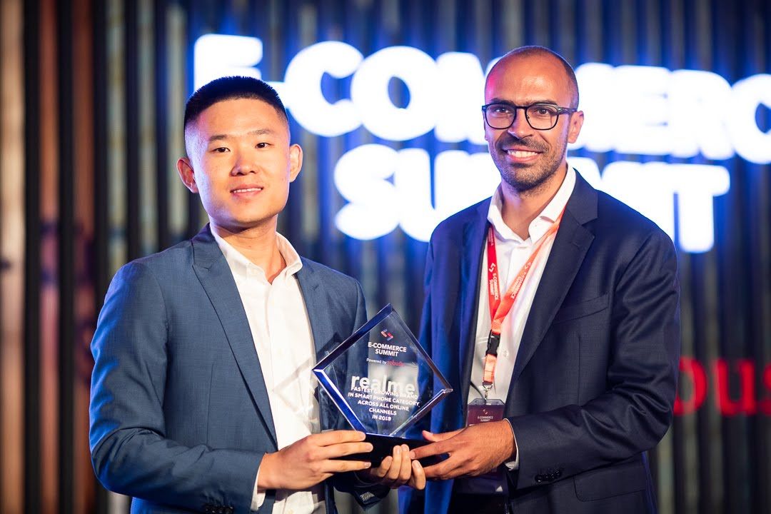 Our CEO giving an award at the E-commerce Summit.